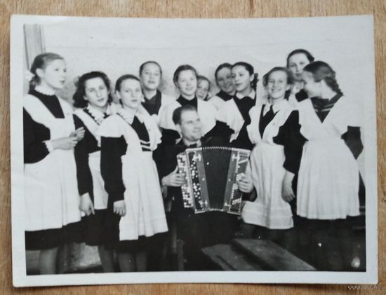 Фото из СССР. На школьном фестивале. 1957 г. 9х12 см.