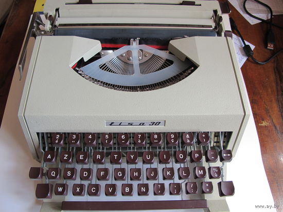Портативная печатная машинка "Оливетти" с латинским шрифтом (в чехле для переноски)
