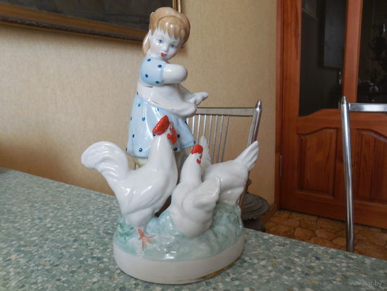Девочка кормит кур. ФФЗ.Минск