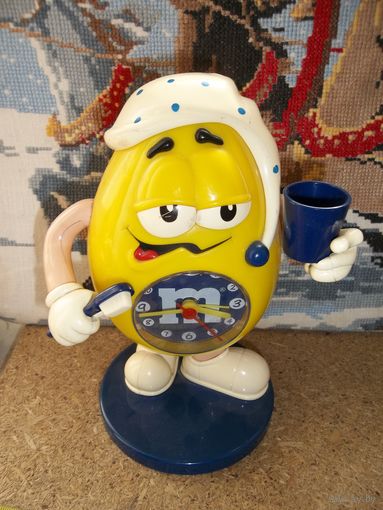 Будильник . Часы . M&M's