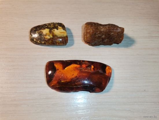 Кусочки натурального янтаря.