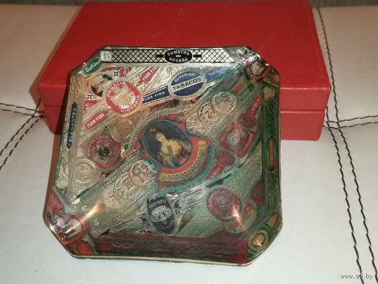 Винтажная пепельница с этикетками брендов от сигар и сигарет, залитая огнестойким лаком, размер 11*11 см.