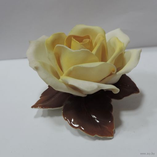 Статуэтка фарфоровая "Цветок" фирмы Карл Энс. Германия. Нет одного лепестка.