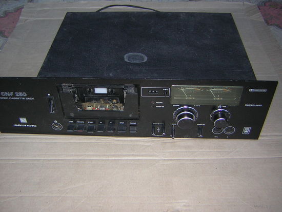 Стерео магнитофон Grundig CNF 250
