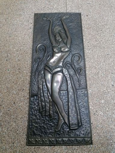 Чеканка девушка, танцовщица