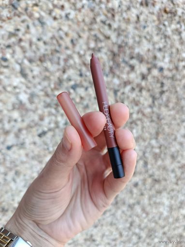 Миниверсия автоматического карандаша для губ HUDA BEAUTY Lip Contour 2.0 0.3 gr в оттенке Warm Brown