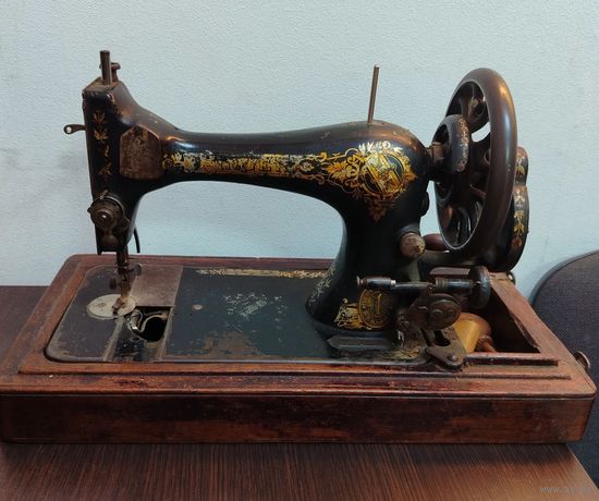 Винтажная швейная машинка Singer популярная модель начало ХХ века . Винтажный коллекционный предмет , можно использовать как предмет декора .