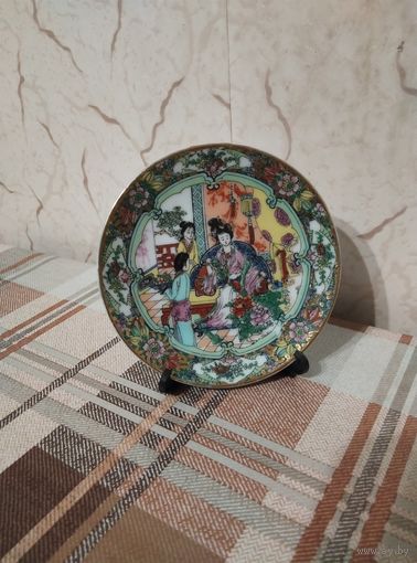 Декоративная фарфоровая тарелка. Китай. Семидесятые.Винтаж. Ручная роспись.Диаметр 10 см.