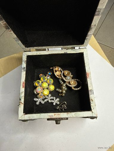 Шкатулка с брошами