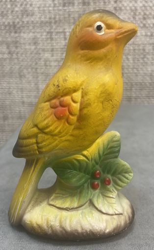 Керамическая статуэтка Щегол на ветке. Германия. Высота 10 см.