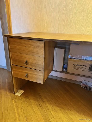 Стол Письменный Однотумбовый. КРЕПКИЙ! НАДЁЖНЫЙ! ЦЕНА Договорная.