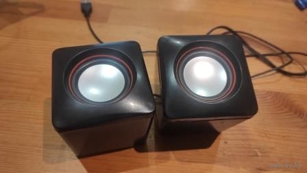 Колонки небольшие, рабочие. Размер 7,5 на 7,5 см.