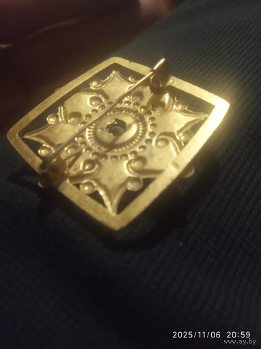 Брош, бижутерия. Жёлтого металла, есть 2 клейма, плохо читается.