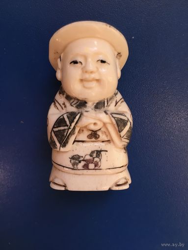 Нецкэ, кость, штихельная проработка