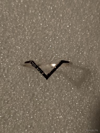 Серебряное кольцо с черными фианитами размер 17