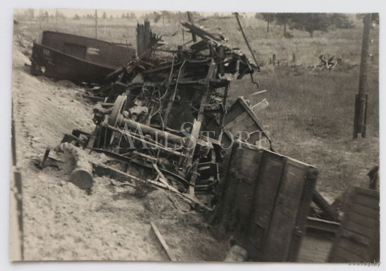 Партизанская война. Спущенный под откос немецкий поезд. Уничтоженные железнодорожные вагоны.