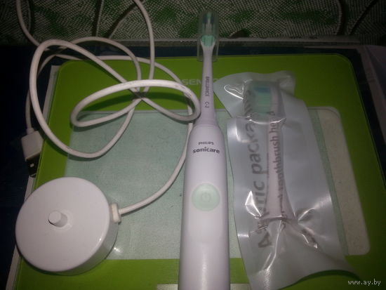 Электрическая зубная щетка Philips Sonicare HX364W2