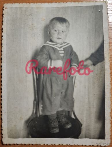 Ребенок на стульчике типажи прошлого ретро
