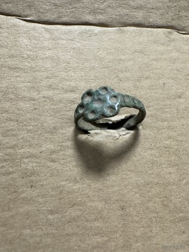 Кольцо старинное в форме цветка с Точечным Орнаментом