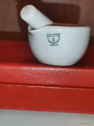 Фарфоровая ступка с пестиком небольшого размера, б/у, клейма, без сколов и трещин.