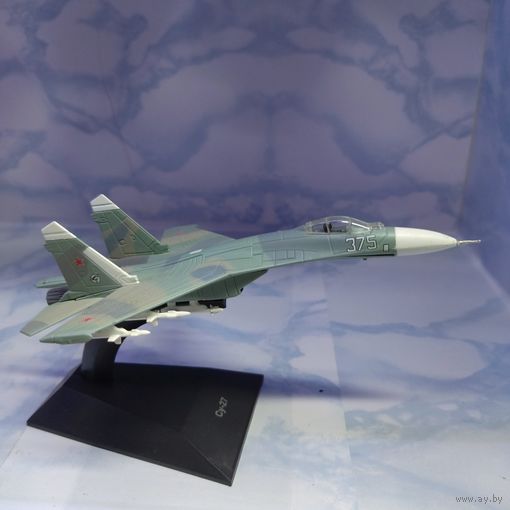 Модель самолёта Су-27