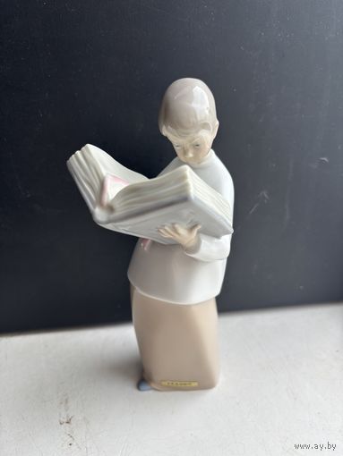 Фарфоровая фигура "Мальчик-пономарь". Испания,Lladro