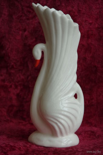 Ваза фарфоровая " Лебедь " 20,5 см ( целая )