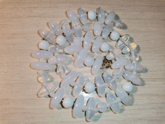 Бусы из Лунного камня, длина 40 см., порвалась нитка , возле застёжки.