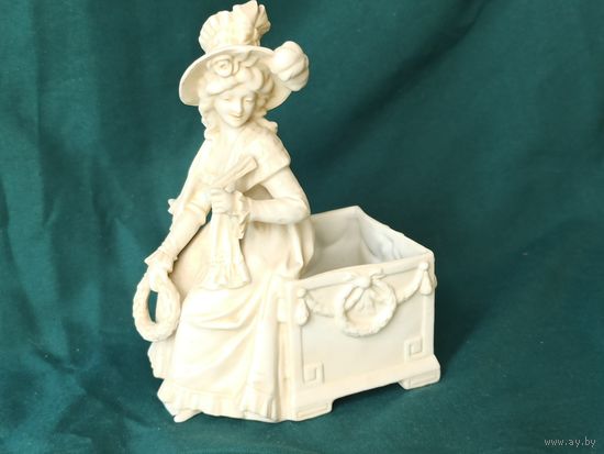 Фарфоровая статуэтка-коробка "Веселая красотка ",  бисквит . Европа конец 19- начало 20 века.