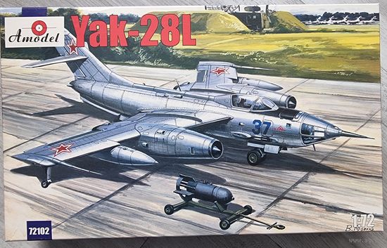 Модель реактивного самолёта Як-28Л Amodel #72102 1/72