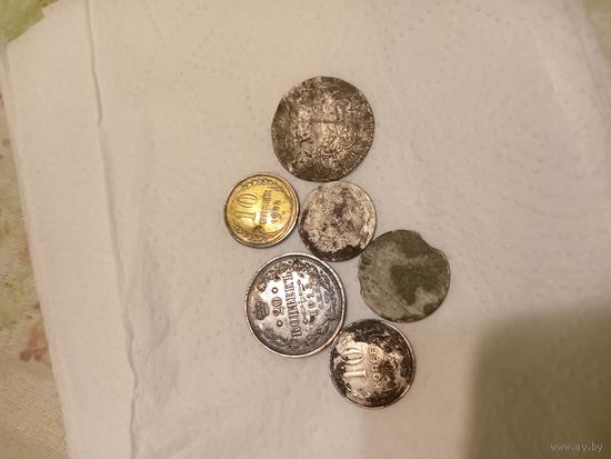 Кучка серебряных монеток