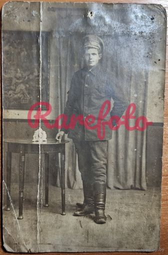 1910-е Открыточный формат юноша служащий ретро типаж студийное фото