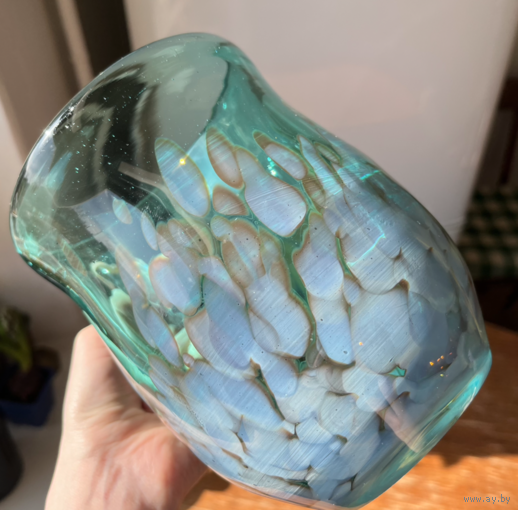 Крупная ваза кувшин с ручкой цветное стекло винтаж