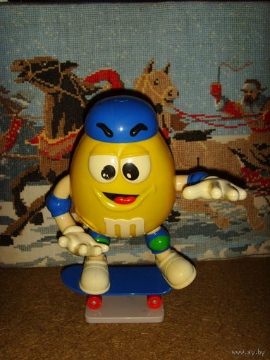 Диспенсер M&M's . На роликах