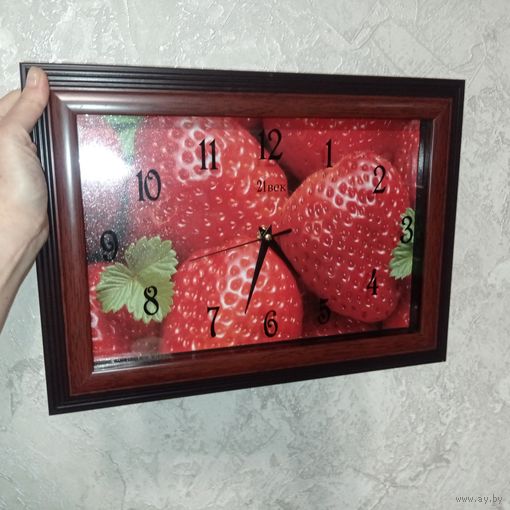 Часы настенные с клубничками, клубника, часы. Рабочие