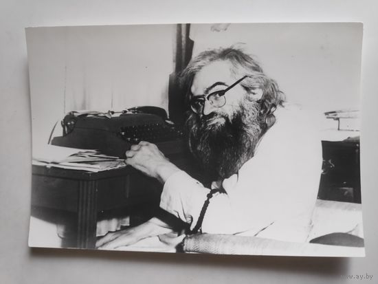 Фотография. Святитель Иоанн (Максимович), архиепископ Шанхайский и Сан-Францисский за печатной машинкой.