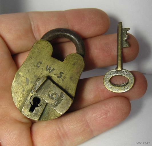 Бронзовый старинный навесной замок с ключиком. Рабочий