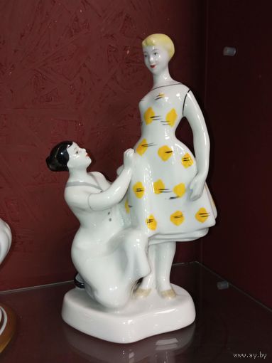 Девушка на примерке. состояние . фарфоровая статуэтка с рубля