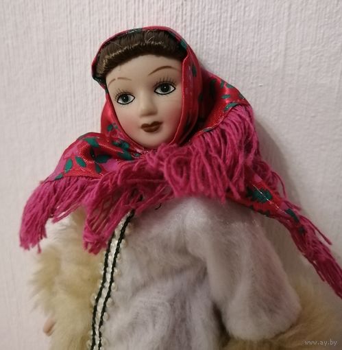 Куколка фарфоровая
