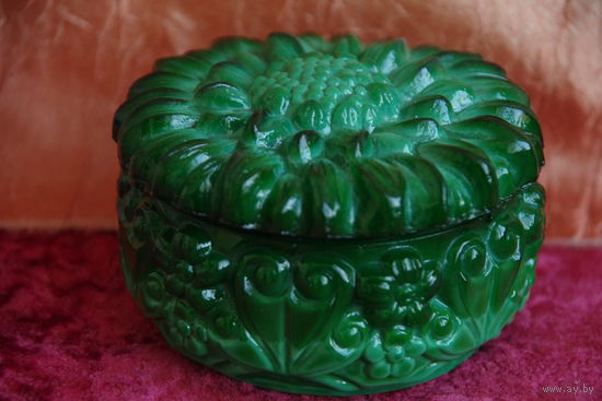 Шкатулка   ( Чехословакия ) (  высота 6 см , диаметр 10 см )  целая