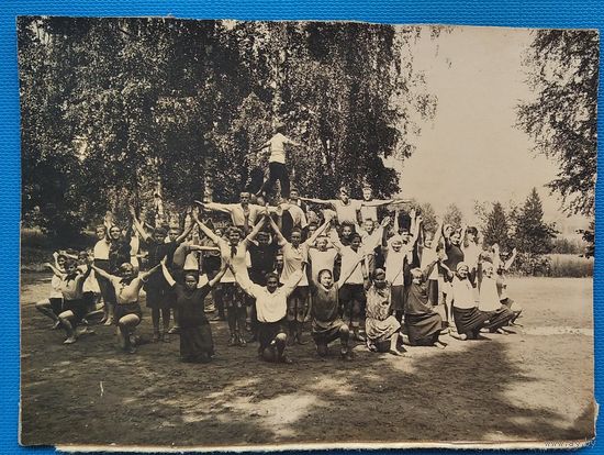 Фото из СССР. Построение "пирамиды". 1930-е. 8х11 см.
