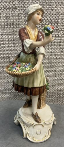 Фарфоровая статуэтка Goebel Германия. Девушка продавец цветов. Высота 23 см. 1971 год.