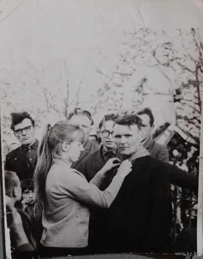 Фото принятие в пионеры возле памятника ВОВ