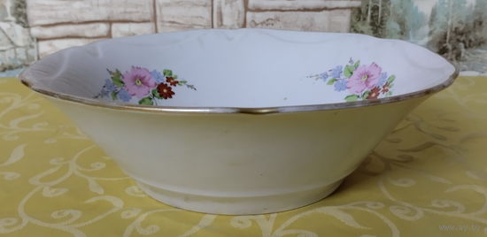 Винтажная фарфоровая сервировочная миска с цветочным узором и позолотой эпохи СССР