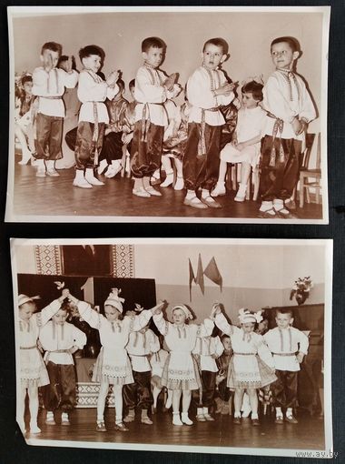 Тры фоты дзетак у беларускіх народных касцюмах на Першамайскім ранішніку. 11х17 см. Цана за ўсе.