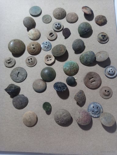 Старые пуговицы из земли разные