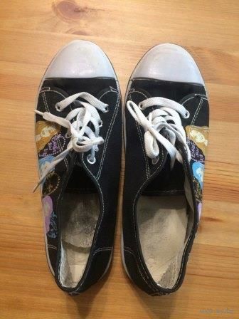 Кеды черные на 38 размер, черные с рисунком, ткань. Указан размер 40, но маломерят, длина стельки 25 см. Состояние нормальное, стельки можно поменять, так как поизносились. В общем отличные кеды.