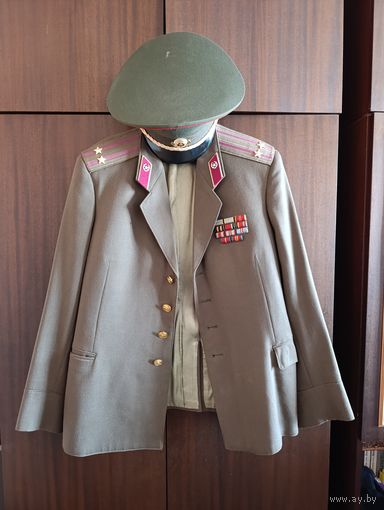 Китель военный и фуражка