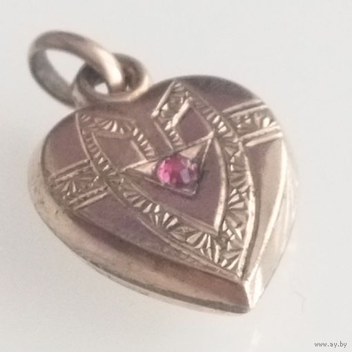 Винтажный медальон- миниатюра с  рубиновой вставкой. Гравировка. Позолота.2,4х1,5х4 мм..