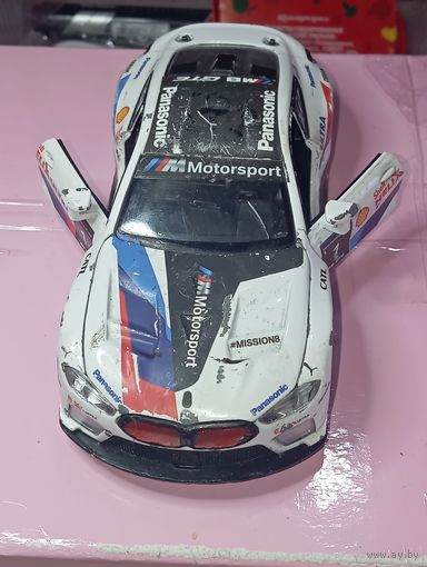 Машинка , фары , стопы  горят  , сигналит  .